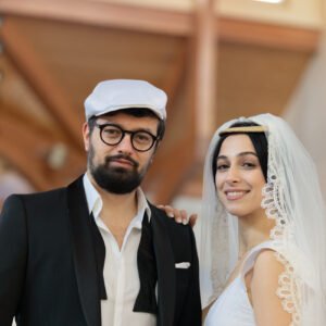 Couple Connery cap linen and Halo Cathedral veil